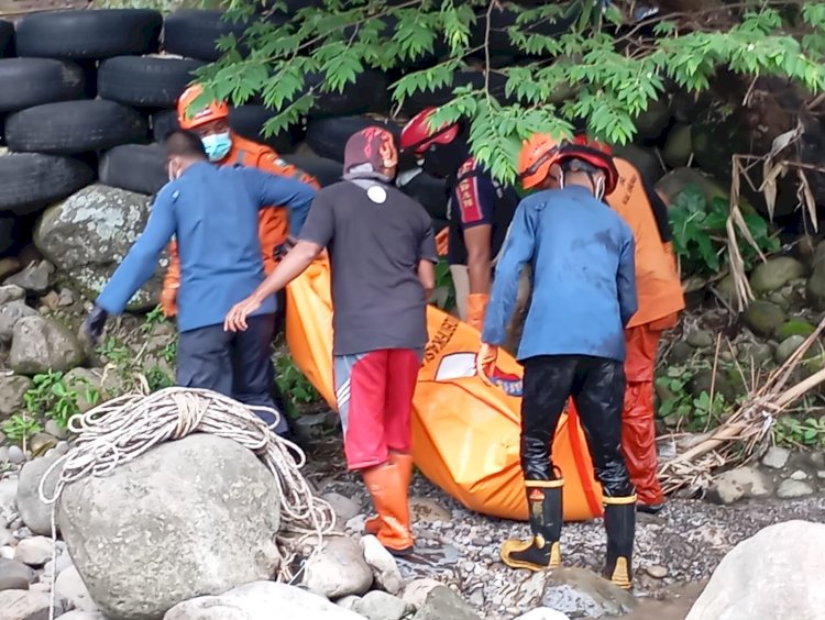 Petugas Mengevakuasi Korban Pria Ditemukan Di Sungai Panjang, Kecamatan Ambarawa, Kabupaten Semarang Akhirnya Terkuak. Erna Yunus B/RMOLJawaTengah