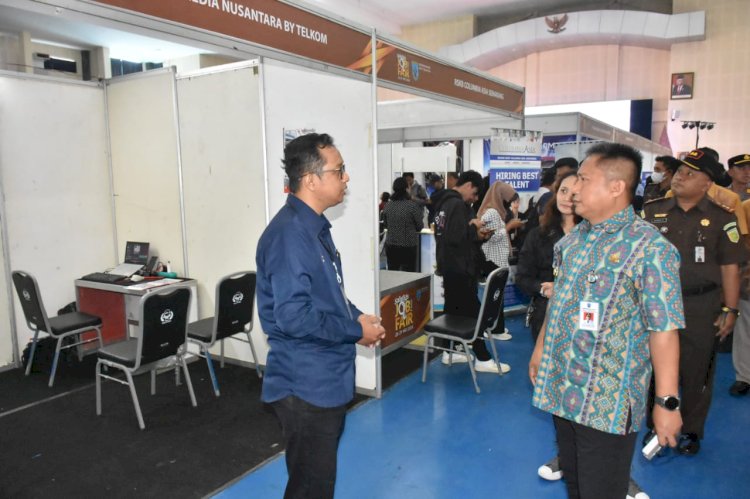 Pj Wali Kota Yasip Khasani dan Forkopimda Salatiga meninjau stan di Job Fair 2024 di Salatiga, Selasa (28/5). Erna Yunus B/RMOLJateng