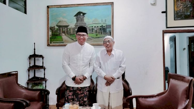KH Ulil Albab Arwani foto bersama Sudaryono yang juga ketua DPD Gerindra Jateng, saat bersilaturahmi di kediaman pengasuh Pondok Pesantren Yanbu'ul Qur'an Kudus. Arif Edy Purnomo/RMOLjateng