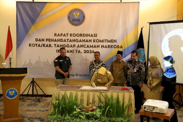Bupati Yuli Hastuti menandatangani pernyataan komitmen dalam mewujudkan kota/kabupaten tanggap ancaman narkoba. Budi Agung/RMOLJateng