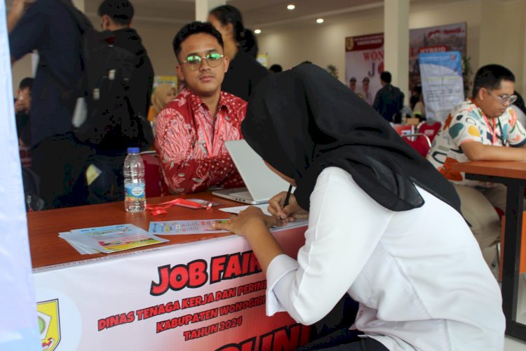 Para Pencari Kerja Memadati Job Fair 2024 Yang Diselenggarakan Oleh Dinas Tenaga Kerja Wonogiri. Dokumentasi Dinas Kominfo Wonogiri