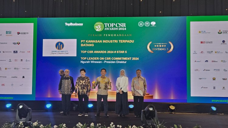 PT KIT Batang menerima penghargaan TOP CSR Award Bintang 5 dan TOP Leader on CSR Commitment 2024.