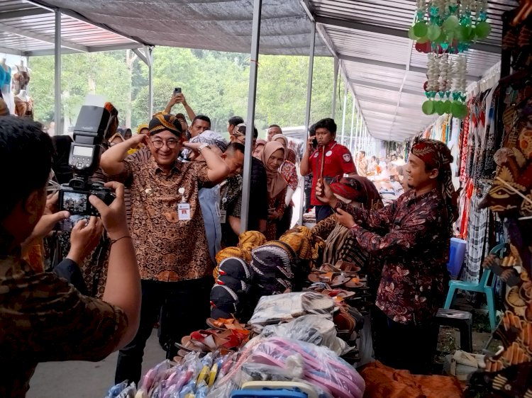 Pj Bupati Magelang Sepyo Achanto Mencoba Blangkon Di Lapak Pedagang Pasar Relokasi Sementara. Tri Budi H/RMOLJawaTengah