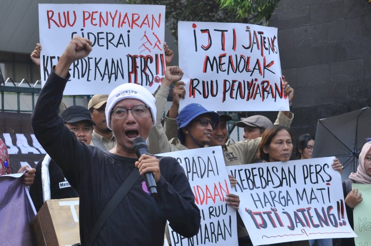 Para Pengunjuk Rasa Melakukan Aksi Tolak RUU Penyiaran, Kamis (30/05) Di Depan Kantor Gubernur Jawa Tengah. Wahyu Sulistiyawan/RMOLJawaTengah