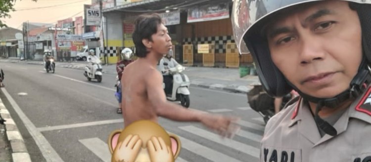 Polisi mengamankan seorang laki-laki diduga mengalami gangguan jiwa usai telanjang di Lampu Merah Perempatan Tlogosari, Kamis (30/5) pagiKamis (30/5). Dicky A Wijaya/RMOLJawaTengah