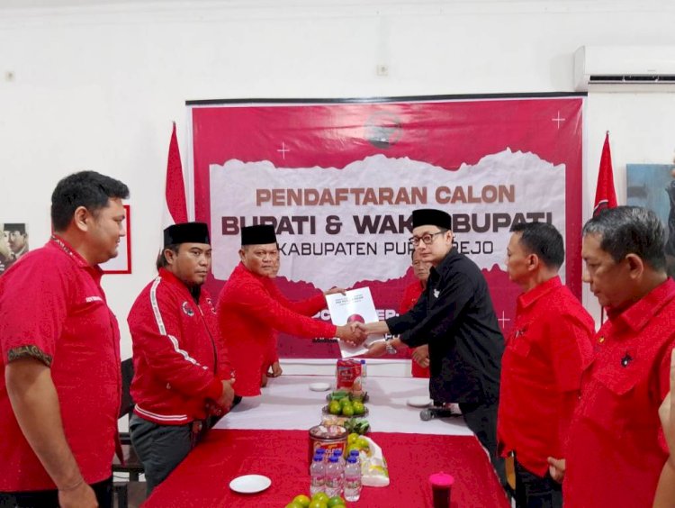 Dion Agasi Setiabudi Menyerahkan Formulir Pendaftaran Kepada Ketua Desk Pilkada PDI Perjuangan Tunaryo. Budi Agung/RMOLJawaTengah