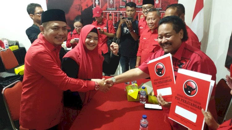 Pasangan suami istri yang merupakan kader PDIP Kabupaten Tegal, Hutri Agus Mardiko dan Dewi Aryani, secara resmi mendaftarkan diri sebagai bakal calon Bupati Tegal dalam Pilkada 2024