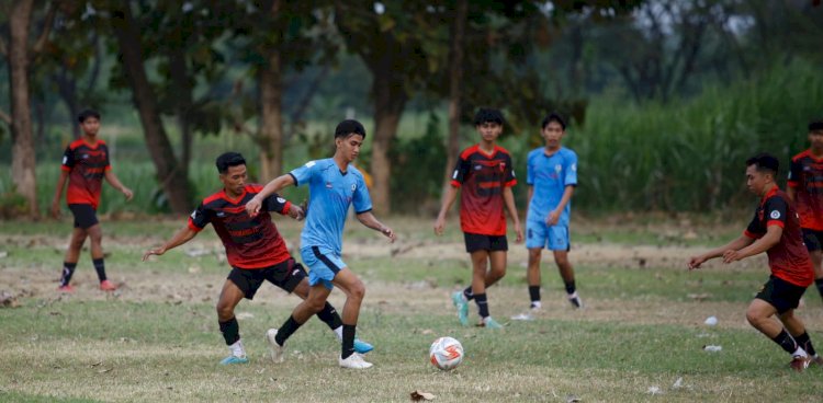 Pertandingan di lapangan Desa Klumpit, tim tuan rumah mengunci posisi tertinggi klasemen usai membungkam  Pedawang FC. istimewa 