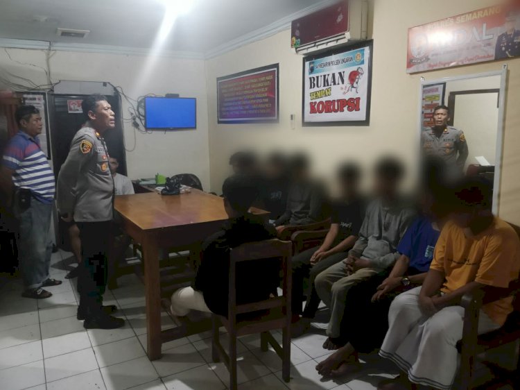 Sembilan remaja usai mengeroyok Samsul (18) warga Kota Semarang, diamankan di Polsek Ungaran, Polres Semarang namun tak sampai ditahan, Minggu (2/6). Erna Yunus B/RMOLJateng