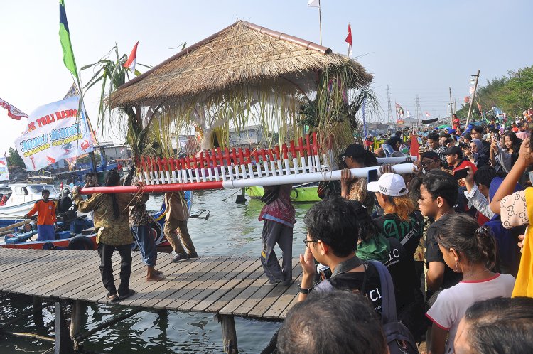 Warga membawa sesaji kepala kerbau ketengah laut pada acara Sedekah Laut di Kampung Tambak Lorok, Kelurahan Tanjung Emas, Semarang Utara, Minggu (2/6). Wahyu Sulistyawan/RMOLJateng