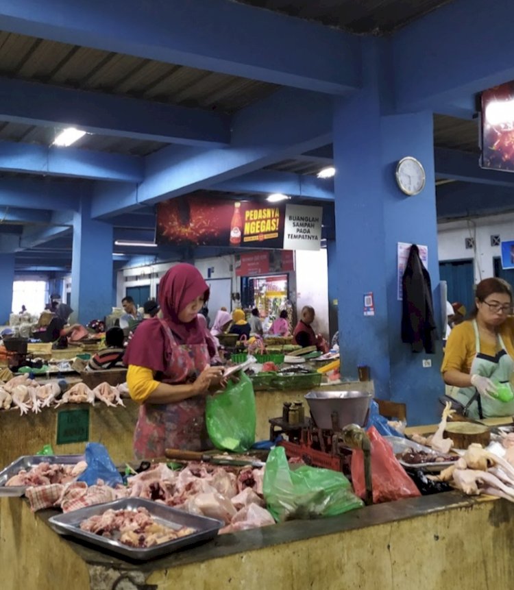 Harga Daging Ayam Dan Sapi Serta Berbagai Macam Kebutuhan Pokok Lain Di Kota Semarang Awal Juni Ini Normal. Dicky A Wijaya/RMOLJawaTengah