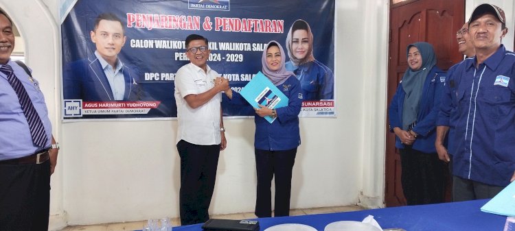 Kader Internal Partai Nasdem Thomas Suyanto (Kemeja Putih) Mengembalikan Formulir Di DPC Partai Demokrat, Salatiga, Senin (03/06). Erna Yunus B/RMOLJawaTengah