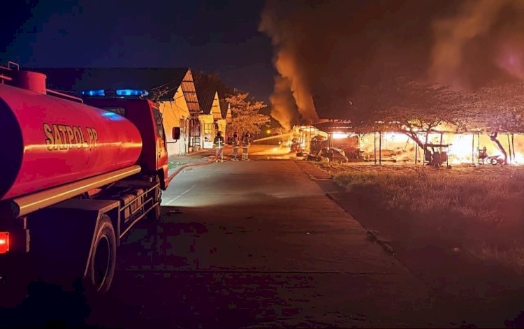 Sejumlah mobil Damkar dari BPBD, Satpol PP, PT Pura dan PT Djarum dikerahkan untuk memadamkan kobaran api yang menghanguskan Pasar Babe Kudus. Arif Edi Purnomo/RMOLjateng