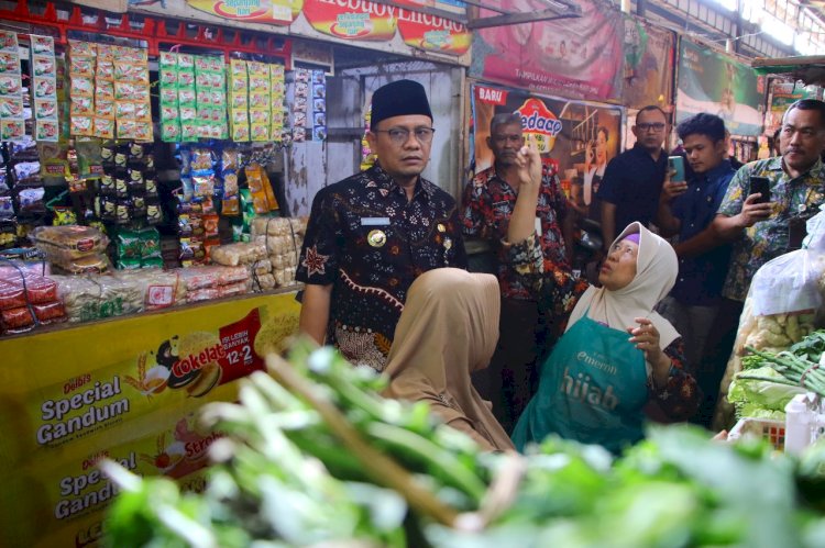 Penjabat Bupati Kudus Hasan Chabibie rutin blusukan ke beberapa pasar di Kota Kudus untuk mengetahui kondisi riil pasar saat malam hari. Arif Edi Purnomo/RMOLjateng