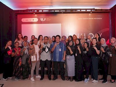 Kepala Dinas Koperasi UKM Provinsi Jawa Tengah, Eddy Sulistiyo Bramantio (tengah, kemeja biru) berfoto bersama peserta Women Ecosystem Catalyst, yang digagas oleh OT HM Sampoerna, di Semarang, Rabu (5/6). Soetjipto/RMOLJateng
