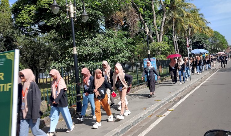 Rombongan Pelajar Harus Berjalan Memutar Lebih Jauh Untuk Menuju Pintu Masuk Taman Wisata Candi Borobudur. Tribudi/RMOLJawaTengah