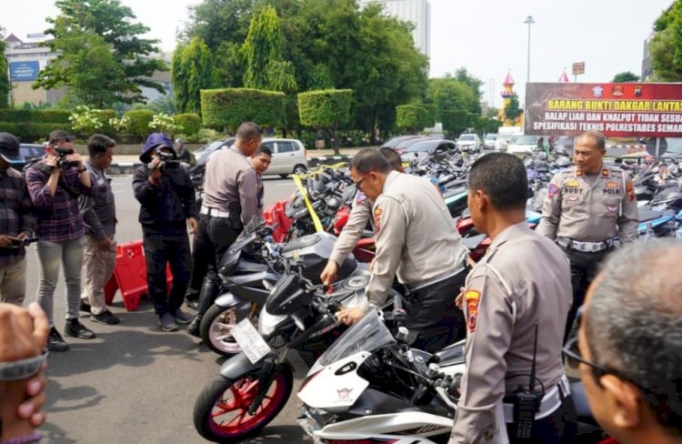 Ratusan Kendaraan Hasil Sitaan Operasi Penegakkan Hukum Di Kota Semarang Diamankan Di Pos Satlantas Simpang Lima. Dicky A Wijaya/RMOLJawaTengah