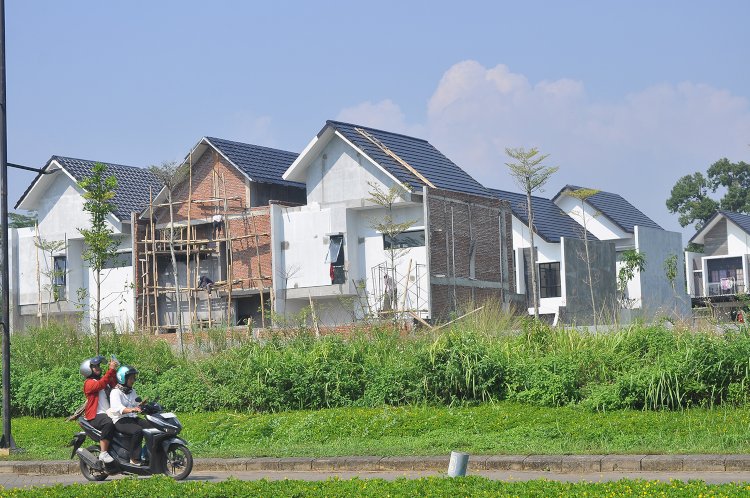 Pekerja Menyelesaikan Pembangunan Rumah Elit Di BSB City, Kota Semarang, Kamis (06/06). Wahyu Sulistiyawan/RMOLJawaTengah