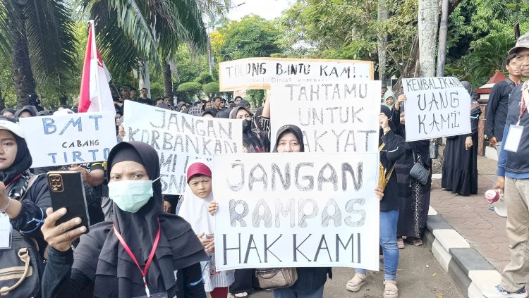 foto  Aksi ratusan nasabah KSPPS BMT Mitra Umat di depan Kantor Wali Kota Pekalongan, Kamis (6/6). RMOL Jateng/Bakti Buwono