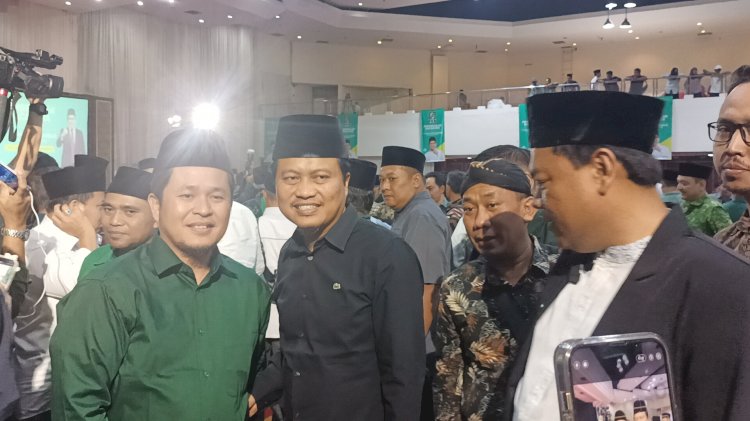 Gus Yusuf di belakang cak Imin di acara pembekalan Bacakada di hotel grand Arkenso Semarang, Kamis (6/6). Umar Dani/RMOLJateng 