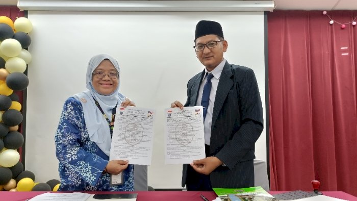 Kepala SD Muhammadiyah PK Kottabarat Solo, Nursalam (kanan) menandatangani naskah kerja sama internasional bersama Kepala IISM, Norhijjah Binti Mohd Zin (kiri) di kampus IISM, Kuala Lumpur, Malaysia, Istimewa
