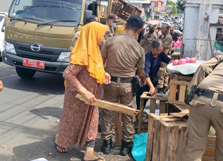 Satpol PP Kota Semarang tertibkan para pedagang Pasar Mrican jualan sembarangan di pinggir jalan. Dicky Aditya/RMOLJateng