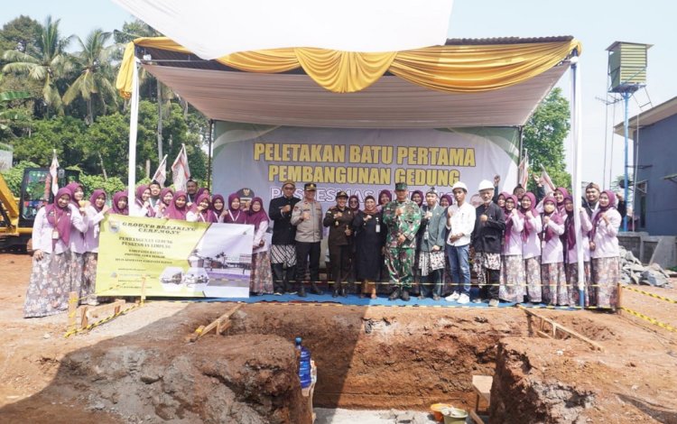 Pj Bupati Batang Lani Dwi Rejeki menandai relokasi Puskesmas Limpung dengan peletakkan batu pertama