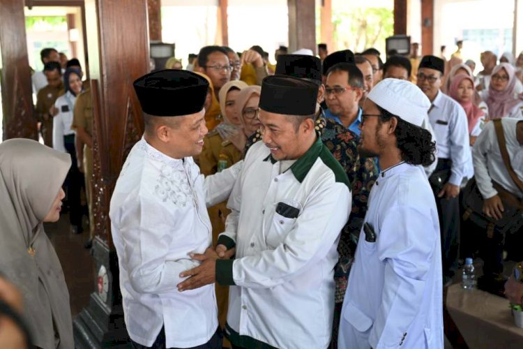 Bupati Arif Sugiyanto Mendapatkan Ucapan Selamat Dari Alim Ulama Dalam Pamitan Perjalanan Haji Bupati Yang Diadakan Di Pendopo Kabumian Kebumen. Budi Agung/RMOLJawaTengah