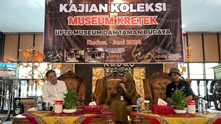  Diskusi nilai sejarah kretek menghadirkan narasumber Direktur PT Nojorono Tobacco International Kudus, Arief Goenadibrata dan Budayawan Kudus, Prayitno.