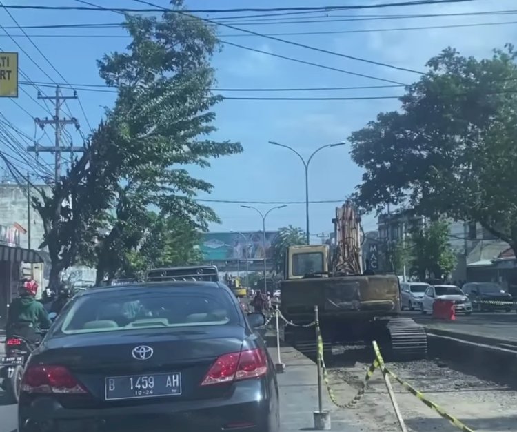 Pengendara di Jalan Brigjend Sudiarto, Majapahit, Semarang harus sabar hadapi adanya perbaikan jalan sebabkan macet setiap hari. Dicky Aditya/RMOLJateng