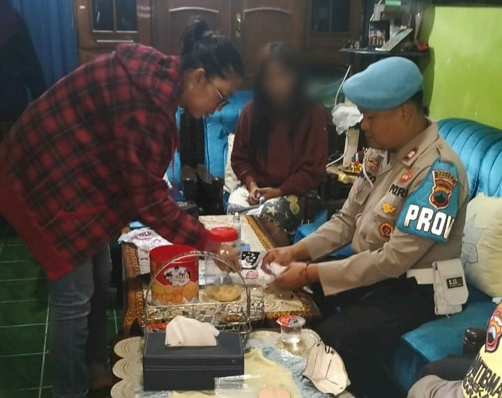 AF (40) warga Kecamatan Kranggan, Kabupaten Temanggung saat kepergok mencuru di rumah warga di Ambarawa, Rabu (12/6). Erna Yunus B/RMOLJateng