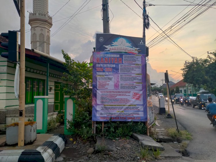 Baliho kronologi kasus pembunuhan Haniyah yang tak terungkap sejak 2016. Baliho terpampang di pertigaan Kecamatan Warungasem.