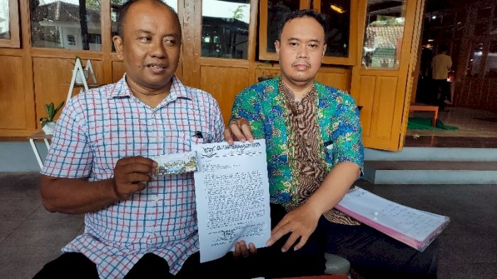 Arif Sahudi, Advokat dari LP3HI memberikan bukti tiket jalan wisata Margo Lawu berbayar. Dian Tanti/RMOLJateng