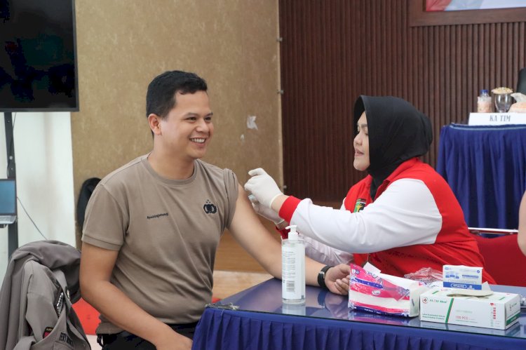 Para personel Polres Semarang saat menerima vaksin Influensa sebagai upaya menjaga kondisi fisik menghadapi dinamika tugas, Kamis (13/6). Erna Yunus B/RMOLJateng