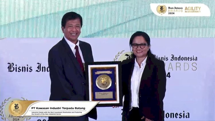 KIT Batang menerima penghargaan Kawasan Industri dengan Realisasi Investasi Terbaik dan Pembinaan Sektor Industri Baru