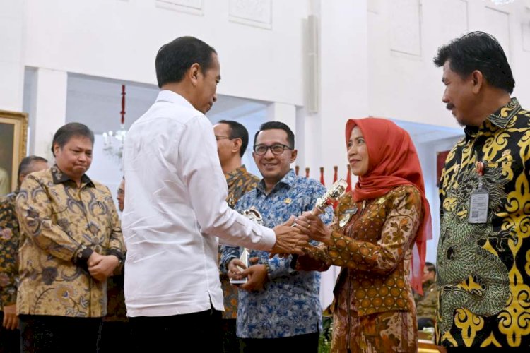 Presiden Joko Widodo menyerahkan penghargaan kepada Wakil Bupati Kebumen Ristawati Purwaningsih. Istimewa