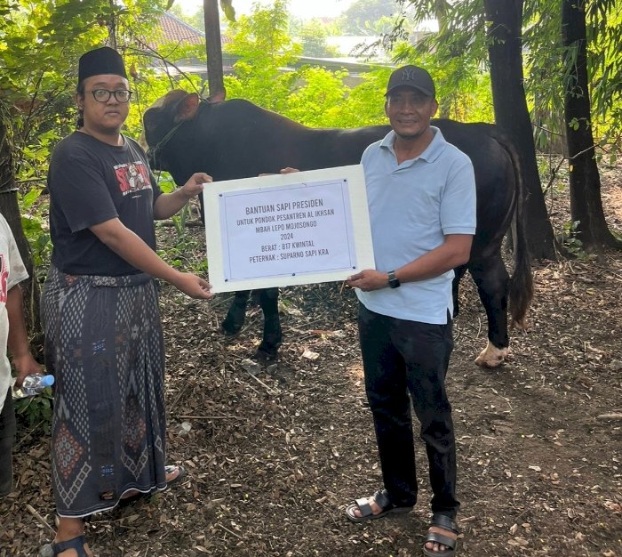 Suparno menyerahkan ternak yang dibeli presiden Jokowi di Pesantren Al Ikhsan Mojosongo. Dian Tanti/RMOLJateng