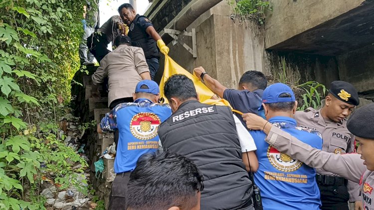 Proses evakuasi mayat pria di bawah jembatan Kalisambong, Kabupaten Batang, Rabu (19/6).