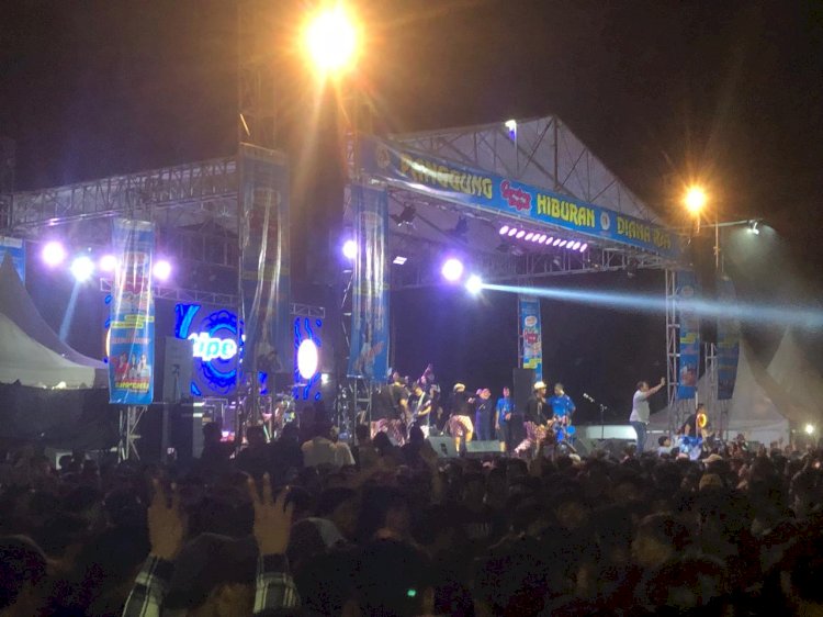 Grup band Tipe- X meriahkan Pasar Rakyat Grebeg Besar di Lapangan Tembiring Demak, Rabu (19/6). Nungki/RMOLJateng