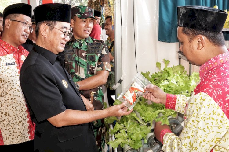 Pj Bupati Magelang Sepyo Achanto Meninjau Salah Satu Stand Pameran Pada Peringatan Hari Krida Pertanian Ke-52 2024 Di Kabupaten Magelang. Tri Budi H/RMOLJawaTengah