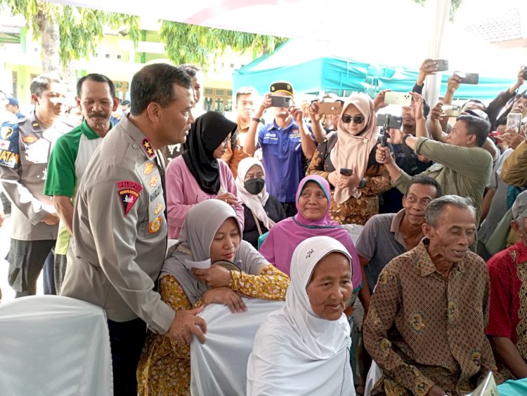 Kapolda Jawa Tengah, Irjen Pol Ahmad Luthfi membaur bersama warga disela agenda penyuluhan hukum di Kecamatan Sukolilo Pati. Arif Edy Purnomo/RMOLjateng 
