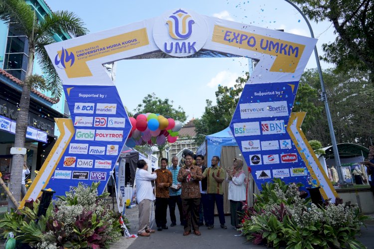 Pembukaan Expo UMKM dilakukan Rektor UMK, Prof Darsono di halaman parkir Gedung Rektorat UMK. Arif Edy Purnomo/RMOLjateng