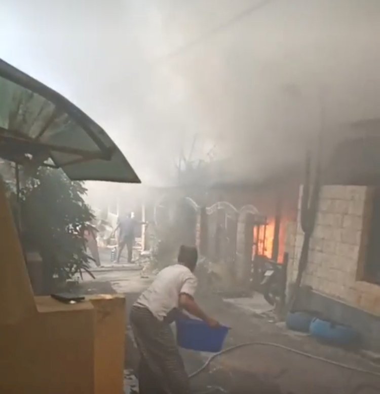 Kebakaran Sebuah Rumah Di Sambiroto, Jumat (21/6), Nyaris Merambat Dan Mengakibatkan Kebakaran Beberapa Rumah Di Dalam Satu Kompleks. Dicky A Wijaya/RMOLJawaTengah