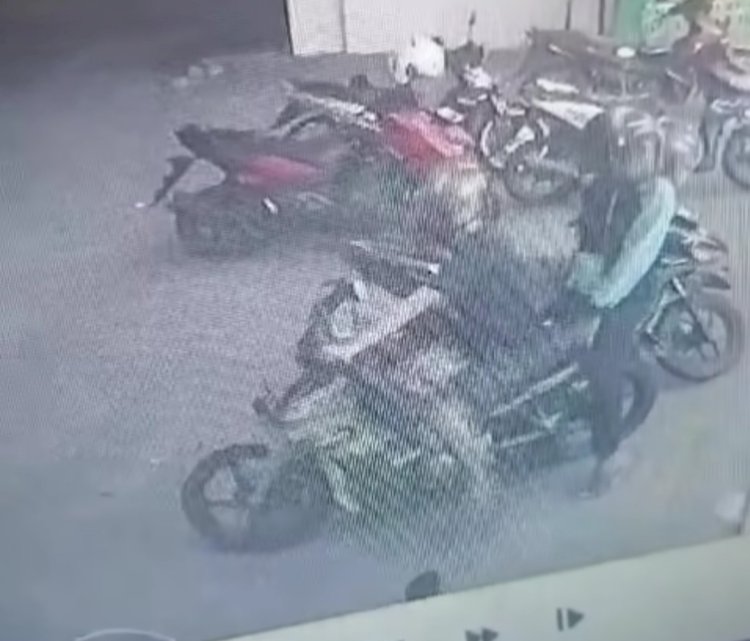 Aksi pencurian helm di dua lokasi berbeda di Kota Semarang diduga dilakukan pelaku sama dan sudah beberapa kali lakukan aksi seperti itu. Dicky Aditya/RMOLJateng