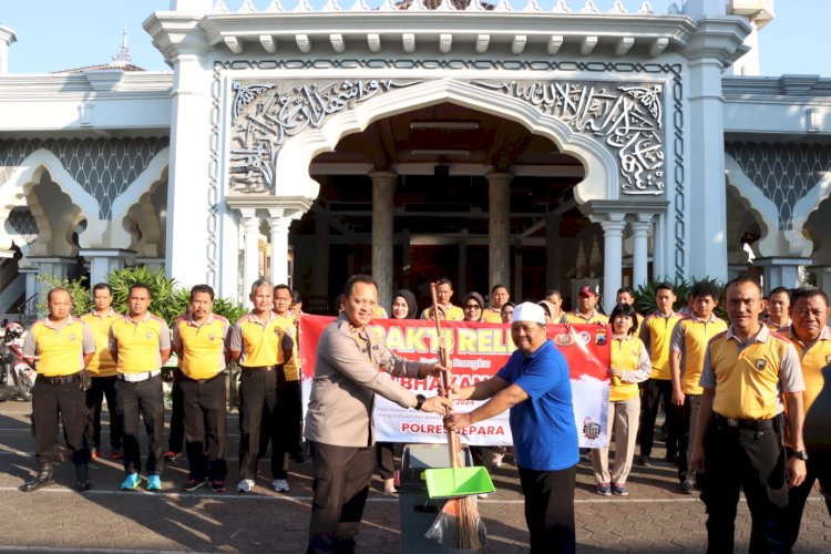 Kapolres Jepara menyerahkan bantuan alat kebersihan di Masjid Agung Baitul Makmur Kota Jepara. Arif Edi Purnomo/RMOLjateng 
