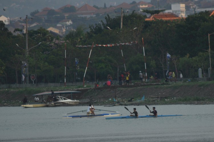 Sejumlah Atlit Melakukan Latihan Mendayung Perahu Kayak Di Sungai Banjir Kanal Barat, Jalan Basudewo, Kota Semarang, Sabtu (22/06). Wahyu Sulistiyawan/RMOLJawaTengah