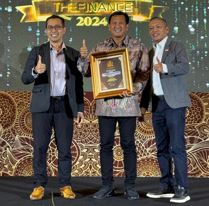 Dirut BDK Haryono menerima penghargaan TOP 100 BPR Award 2024. Dian Tanti/RMOLJateng