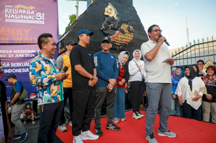 Pj Gubernur Jawa Tengah Nana Sudjana di sela acara Family Fun Walk dalam rangkaian hari keluarga Nasional di kota Semarang Ahad (23/6). istimewa 