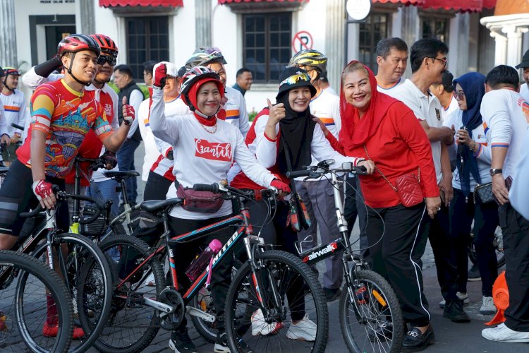 Wali Kota Semarang, Hevearita Gunaryanti Rahayu, bersama para flag para peserta Go Green Fun Bike berkeliling Kota Semarang, Minggu (23/6). Umar Dani/RMOLJateng