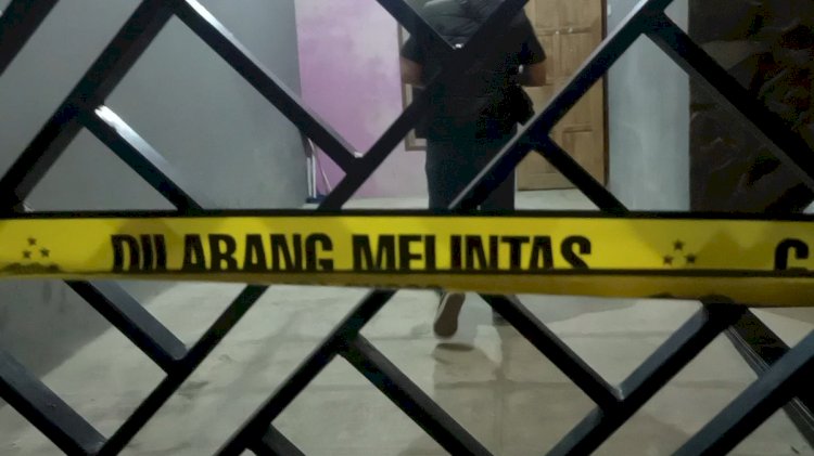 Polisi saat melakukan pemeriksaan tempat kejadian dugaan pembunuhan di Bantengmati Karanganyar Purwodadi Grobogan Jawa Tengah. Rubadi/RMOLJateng. 